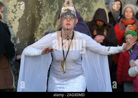 Wiltshire, Regno Unito. 22 Dic, 2019. Festaioli a Stonehenge benvenuti l'alba del solstizio d'inverno il giorno più corto dell'anno. Il sole è salito a 08;04am ufficiale e la Solstice nell emisfero nord era a 04.19am domenica 22 dicembre 2019. Pagan festeggiare più lunghe ore di buio e il ritorno del sole come giorni di ottenere più fino a quando il solstizio d'estate. Credito: MARTIN DALTON/Alamy Live News Foto Stock