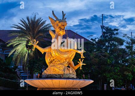 Pre-vista sunrise di Hai Leng Ongs statua o Golden Sea Dragon monumento in Queen Sirikit parco nella città di Phuket (Phuket City), Tailandia Foto Stock