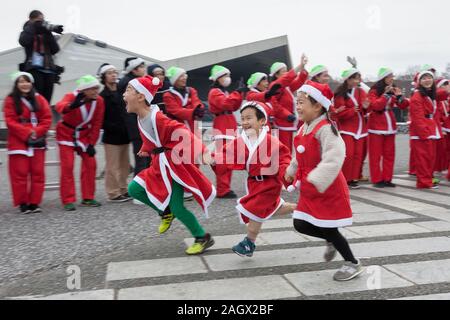 I partecipanti prendono parte al Tokyo grande Santa Run di Komazawa daigaku-Olympic Park, Tokyo, Giappone. Domenica 22 dicembre 2019, la grande Santa corsa è stata eseguita per la prima volta a Tokyo nel 2018. Questo anno gestito ha visto oltre tremila persone in Santa costumi correre e camminare un 4.3 chilometro corso per raccogliere fondi per i medici di beneficenza in Giappone e in progetti di acqua per il Maasai in Kenya. Foto Stock