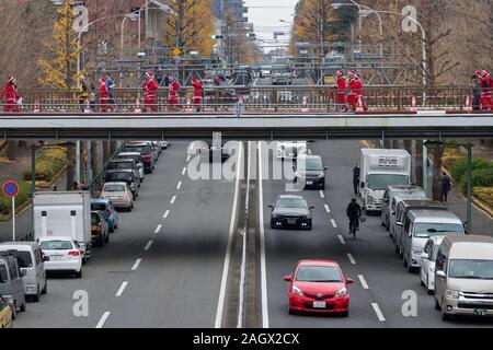 I partecipanti prendono parte al Tokyo grande Santa Run di Komazawa daigaku-Olympic Park, Tokyo, Giappone. Domenica 22 dicembre 2019, la grande Santa corsa è stata eseguita per la prima volta a Tokyo nel 2018. Questo anno gestito ha visto oltre tremila persone in Santa costumi correre e camminare un 4.3 chilometro corso per raccogliere fondi per i medici di beneficenza in Giappone e in progetti di acqua per il Maasai in Kenya. Foto Stock