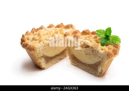 Mini mela e pera crema pasticcera crumble tart isolato su bianco Foto Stock