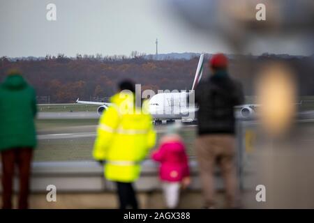 DŸsseldorf Aeroporto Internazionale, DUS, Emirates Airbus A380 di rullaggio per il decollo, spettatori sul visitatori' terrazza Foto Stock