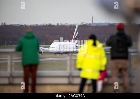 DŸsseldorf Aeroporto Internazionale, DUS, Emirates Airbus A380 di rullaggio per il decollo, spettatori sul visitatori' terrazza Foto Stock