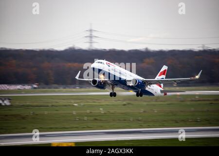 DŸsseldorf Aeroporto Internazionale, DUS, British Airways Airbus A320-232, a take-off, Foto Stock