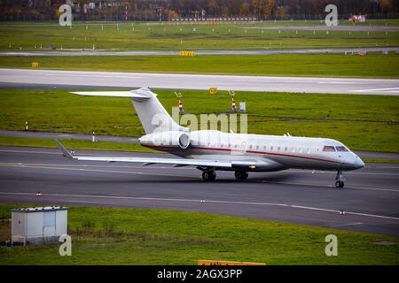 DŸsseldorf Aeroporto Internazionale, DUS, Vistajet private delle compagnie aeree internazionali, Bombardier BD-700-1A10 Global 6000, sulla strada per la pista Foto Stock