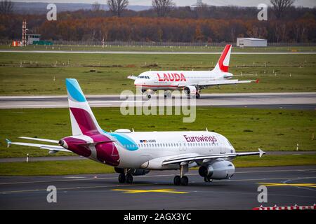 DŸsseldorf Aeroporto Internazionale, DUS, Eurowings Airbus A319-132 e Laudamotion, Airbus A320-214 Foto Stock