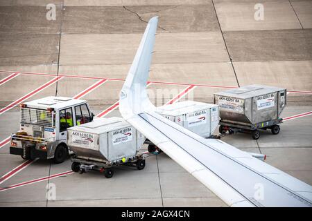 Aeroporto Internazionale di DŸsseldorf, DUS, British Airways piano viene caricato con i bagagli di contenitori, Foto Stock