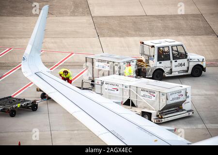 Aeroporto Internazionale di DŸsseldorf, DUS, British Airways piano viene caricato con i bagagli di contenitori, Foto Stock