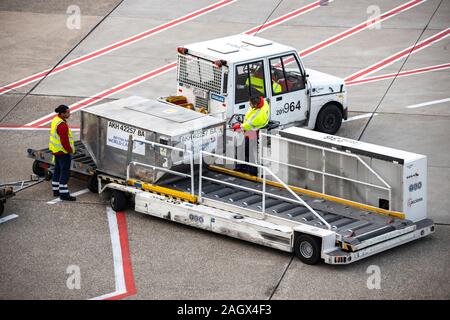 Aeroporto Internazionale di DŸsseldorf, DUS, British Airways piano viene caricato con i bagagli di contenitori, Foto Stock