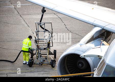 DŸsseldorf Aeroporto Internazionale, DUS, aeromobili è rifornito con il cherosene, Foto Stock