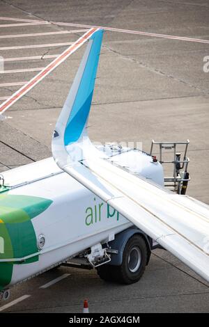 DŸsseldorf Aeroporto Internazionale, DUS, aeromobili è rifornito con il cherosene, Foto Stock