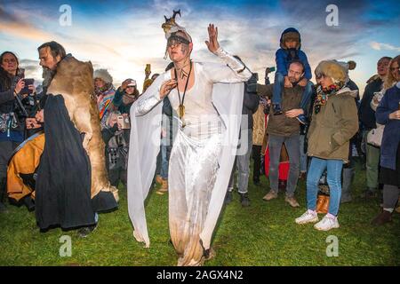 Salisbury, Regno Unito. 22 Dic, 2019. I druidi celebrare all alba del giorno più corto 22 dicembre 2019. Centinaia di persone si sono radunate il celebre storico stone circle, nel Wiltshire, per celebrare l'alba del solstizio d'inverno il giorno più corto dell'anno l'evento è sostenuto di essere più importante nel calendario pagano rispetto al solstizio d'estate perché segna la rinascita del sole per il prossimo anno il credito: David Betteridge/Alamy Live News Foto Stock