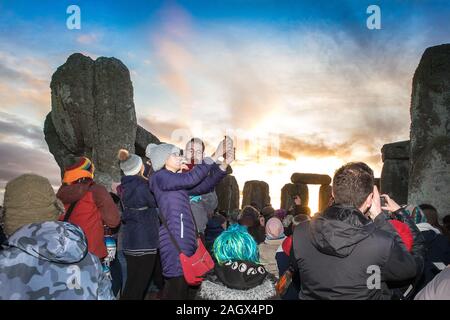 Salisbury, Regno Unito. 22 Dic, 2019. I druidi celebrare all alba del giorno più corto 22 dicembre 2019. Centinaia di persone si sono radunate il celebre storico stone circle, nel Wiltshire, per celebrare l'alba del solstizio d'inverno il giorno più corto dell'anno l'evento è sostenuto di essere più importante nel calendario pagano rispetto al solstizio d'estate perché segna la rinascita del sole per il prossimo anno il credito: David Betteridge/Alamy Live News Foto Stock