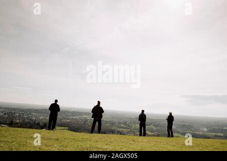 Aeroplani volanti modello su Reigate Hill sul North Downs nel Surrey Inghilterra - modello di club aereo - hobby - domenica passatempo - pensionati uomini Foto Stock