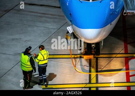 DŸsseldorf Aeroporto Internazionale, DUS, aeromobili al gate è fissata con i blocchi del freno, Foto Stock