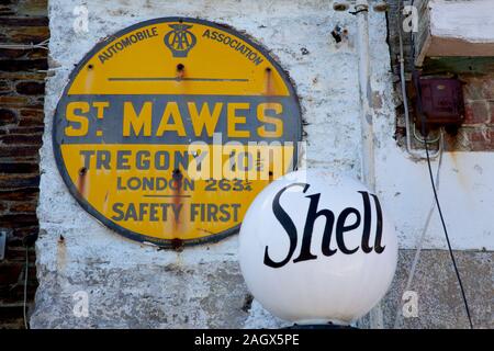 Classica pompa a benzina Shell in vecchio stile e segno smaltato AA a St Mawes, Cornwall, Regno Unito Foto Stock