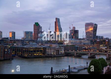 Vista sul Fiume Tamigi a London city sky-line dalla Tate Modern, mostrando Southwark Bridge, torre 42, il walkie-talkie e la Cheesegrater. Foto Stock