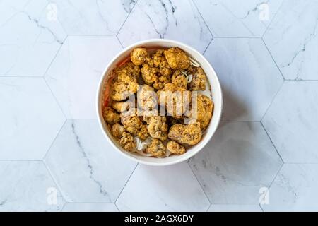 Tenere lontano il cibo giapponese Karaage il pollo con la salsa / Karaagedon in scatola di plastica Package / contenitore. I cibi tradizionali. Foto Stock