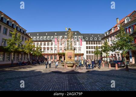 Heidelberg, Germania - 12 ottobre 2019: Strade affollate della città medievale di Heidelberg. Foto Stock