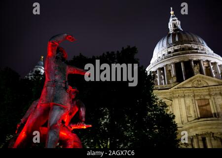 Il National Memorial Firefighers commemorando il blitz con la Cattedrale di St Paul, Londra di notte. Foto Stock