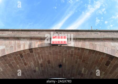 Segnale rosso e bianco sul ponte. Foto Stock