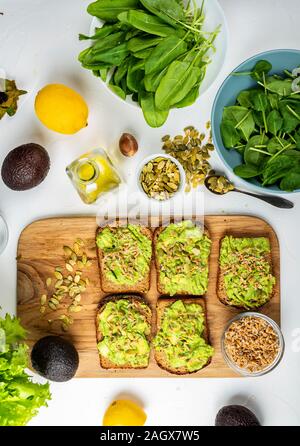 Panini con il guacamole sul tavolo. Vista dall'alto. Foto Stock