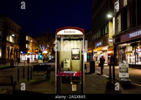 Casella telefono illuminata di sera Foto Stock