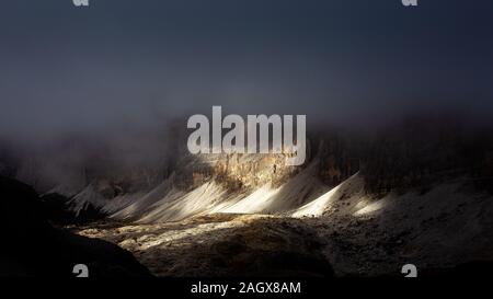 Luce del sole sulle pareti di montagna e grida. Il Gruppo Fanes (Fanis), Gran Lagazuoi. Le Dolomiti. Alpi Italiane. Europa. Foto Stock