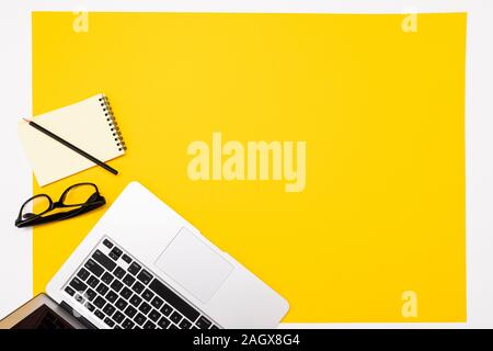 Scuola e forniture per ufficio giacciono ordinatamente su uno sfondo giallo Foto Stock