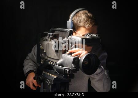 Cameraman utilizzando professional digital video camera . Foto Stock