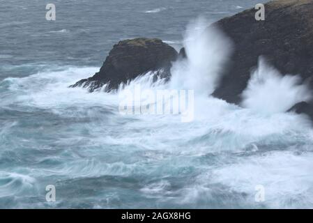 Un'onda rompe su scogliere nella contea di Mayo, Irlanda Foto Stock