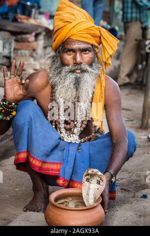 VARANASI, India - 18 Marzo 2017: uomo santo holding pericoloso cobra snake in Varanasi (India). Foto Stock