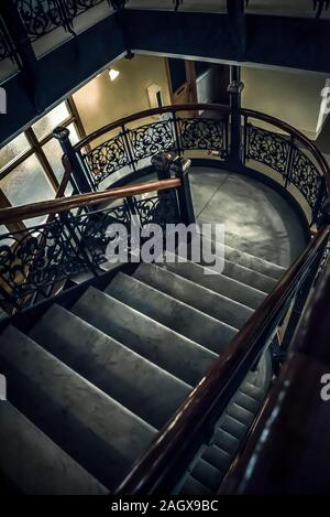 Bellissima scalinata in ferro battuto dentro il Monadnock Building, progettato dalla ditta di Burnham & Root e costruita a partire dal 1891, Chicago, Illinois, Foto Stock