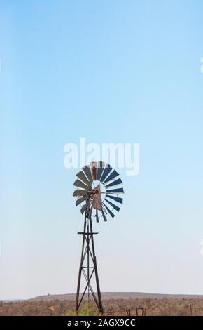 Il mulino a vento per alimentare una pompa di acqua nella regione di Karoo del Sud Africa orientale della provincia del Capo. Foto Stock