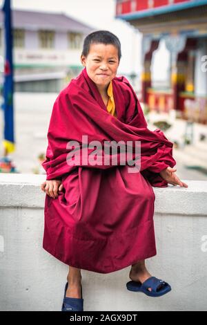 GHOOM, India - 18 Marzo 2017: sorridente monaco buddista bambino nel monastero Dali Ghoom, India. Foto Stock