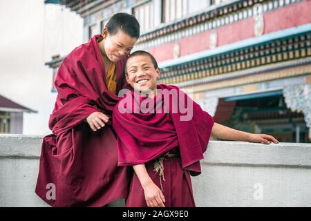 GHOOM, India - 18 Marzo 2017: sorridente monaco buddista nel monastero Dali Ghoom, India. Foto Stock