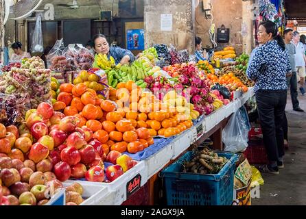 Phsar Chas Vecchio Mercato, Siem Reap Cambogia - La varietà di frutta tropicale Foto Stock