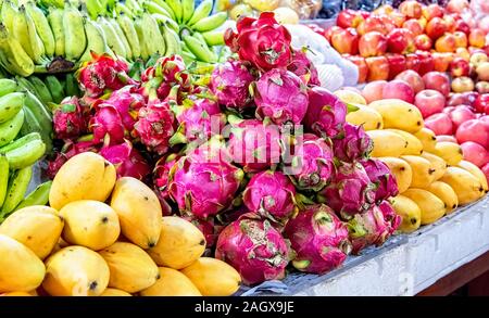 Phsar Chas Vecchio Mercato, Siem Reap Cambogia - La varietà di frutta tropicale Foto Stock