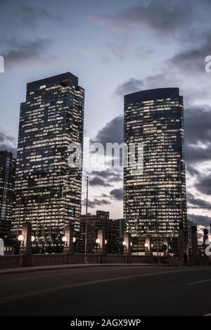 Vista del centro di grattacieli in Wacker Drive, Chicago, Illinois, Stati Uniti d'America Foto Stock