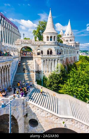 BUDAPEST, UNGHERIA - Lug 28, 2019: Bastione del Pescatore sulla collina del castello a Budapest, Ungheria Foto Stock