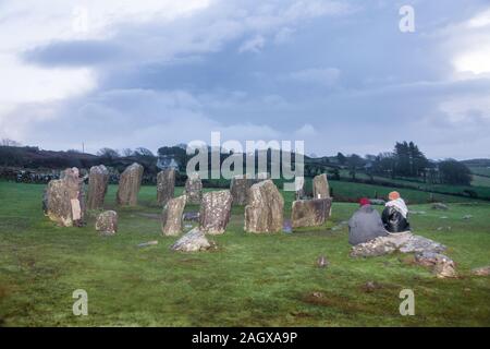 Drombeg, Glandore, Cork, Irlanda. Il 22 dicembre, 2019. Un gruppo di persone in attesa per il sorgere del sole durante il solstizio d'inverno a Drombeg Stone Circle fuori Glandore, County Cork, Irlanda. - Credito; David Creedon / Alamy Live News Foto Stock