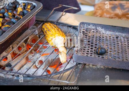Giallo fritti e grigliate di mais. Cucina di strada in strada di Atene, Grecia Foto Stock