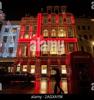 Londra festiva fuori dal negozio Cartier su New Bond Street. Foto Stock