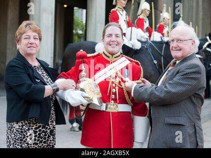 Warrant Officer 1. Classe Esther diventa il primo Bandmaster femminile nella vita delle guardie divisione domestici dell'Esercito britannico. Ha frequentato il suo 'passando all' parade presso la caserma di Knightsbridge di Londra, accompagnato dai suoi genitori Elaine e Tom Freeborn e sport ministro ed ex bagnino officer Hugh Robertson. Foto Stock