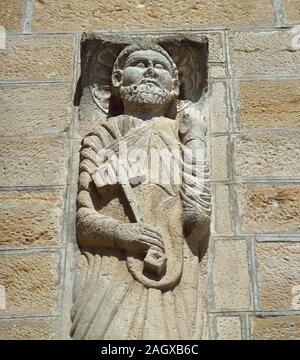 Altezza di rilievo di San Pietro Apostolo (?-d. 64-68 AD ) con le chiavi del regno dei cieli. Uno stile romanico del XII secolo. Lavoro di Ramon de Bianya. Chiesa di San Paolo di Narbonne (fine XVI secolo). Anglesola, provincia di Lleida, in Catalogna, Spagna. Foto Stock