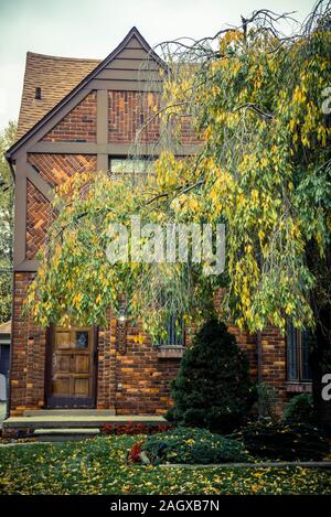 Grazioso e pittoresco casa in autunno in Oriente villaggio inglese di quartiere, Detroit, Michigan, Stati Uniti d'America Foto Stock