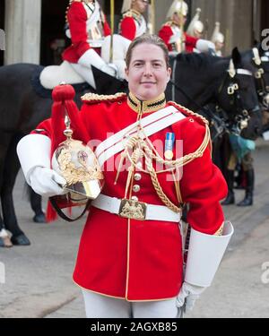 Warrant Officer 1. Classe Esther diventa il primo Bandmaster femminile nella vita delle guardie divisione domestici dell'Esercito britannico. Ha frequentato il suo 'passando all' parade presso la caserma di Knightsbridge di Londra, accompagnato dai suoi genitori Elaine e Tom Freeborn e sport ministro ed ex bagnino officer Hugh Robertson. Foto Stock