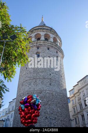 Torre Galata e palloncini colorati appena sotto. Foto Stock