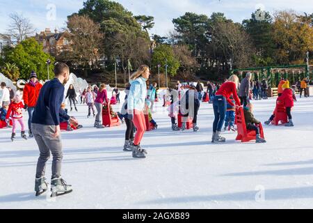 Bournemouth Dorset UK. Il 22 dicembre 2019. Regno Unito: meteo visitatori pattinaggio sul ghiaccio godendo il sole invernale sul outdoor Ice Rink di pattino in giardini di Bournemouth. Credito: Carolyn Jenkins/Alamy Live News Foto Stock