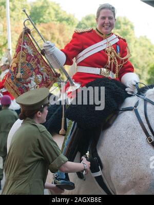 Warrant Officer 1. Classe Esther diventa il primo Bandmaster femminile nella vita delle guardie divisione domestici dell'Esercito britannico. Ha frequentato il suo 'passando all' parade presso la caserma di Knightsbridge di Londra, accompagnato dai suoi genitori Elaine e Tom Freeborn e sport ministro ed ex bagnino officer Hugh Robertson. Foto Stock